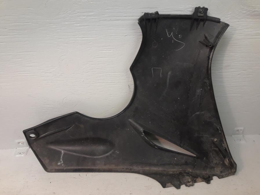 Baksidan på Magkåpa från en Honda CBR 125 R -2008 motorcykel.