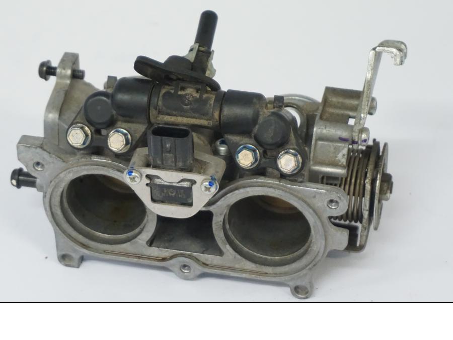 Baksidan på Spjällhus från en Honda CB 500 X -2015 motorcykel.