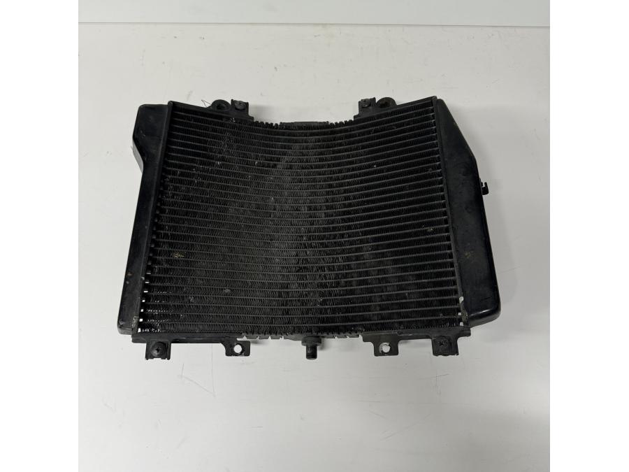 Framsidan på Vattenkyl från en Kawasaki ZZR 1200 -2002 motorcykel.