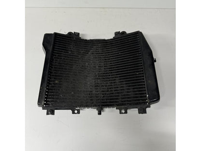 Framsidan på Vattenkyl från en Kawasaki ZZR 1200 -2002 motorcykel.