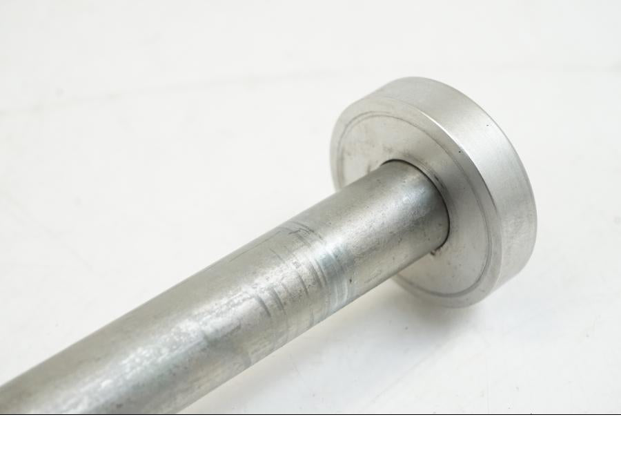 Baksidan på Axel från en Triumph Speed Triple -2021 motorcykel.