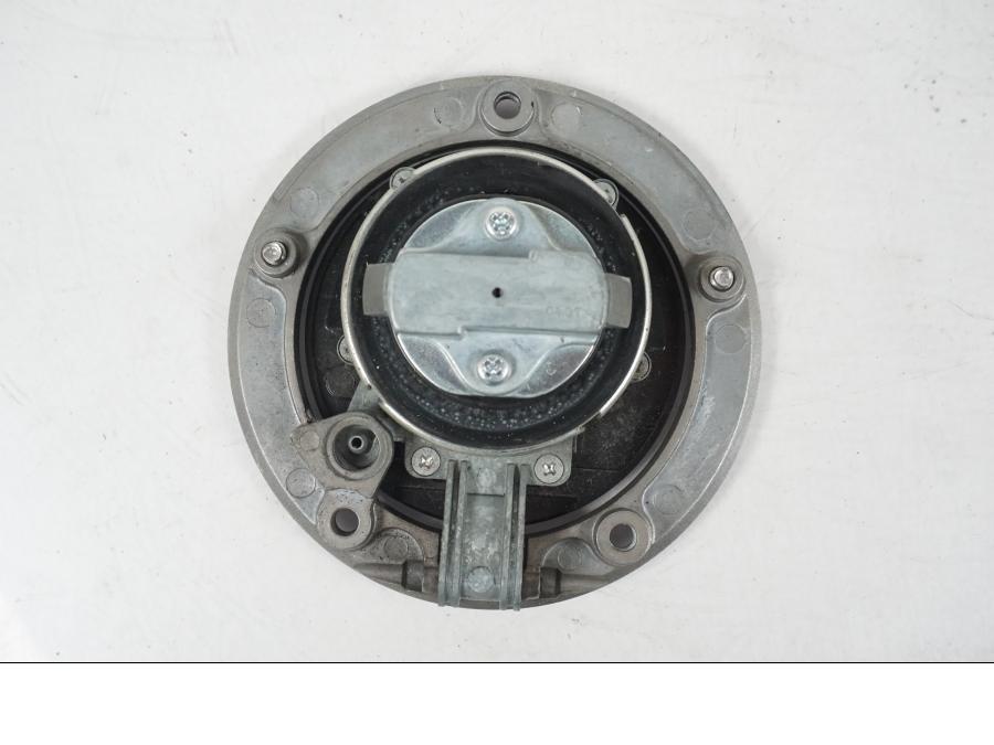 Snett uppifrån på <p>Låssats från Kawasaki Z750 ABS 2008.</p>

<p>1st nyckel, tändningslås, tanklock, sadellås, cdi och imob.</p> motorcykel.