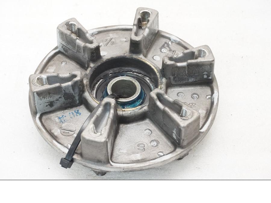 Baksidan på Drevfäste från en Triumph Daytona 675 -2008 motorcykel.