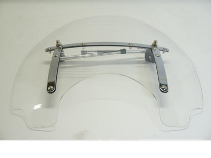 Höger sida på Vindruta från en H-D Dyna Street Bob FXDB/I -2014 motorcykel.