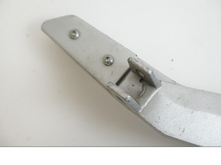 Vänster sida på Fotpinnefäste från en Honda CB 600 Hornet -2005 motorcykel.