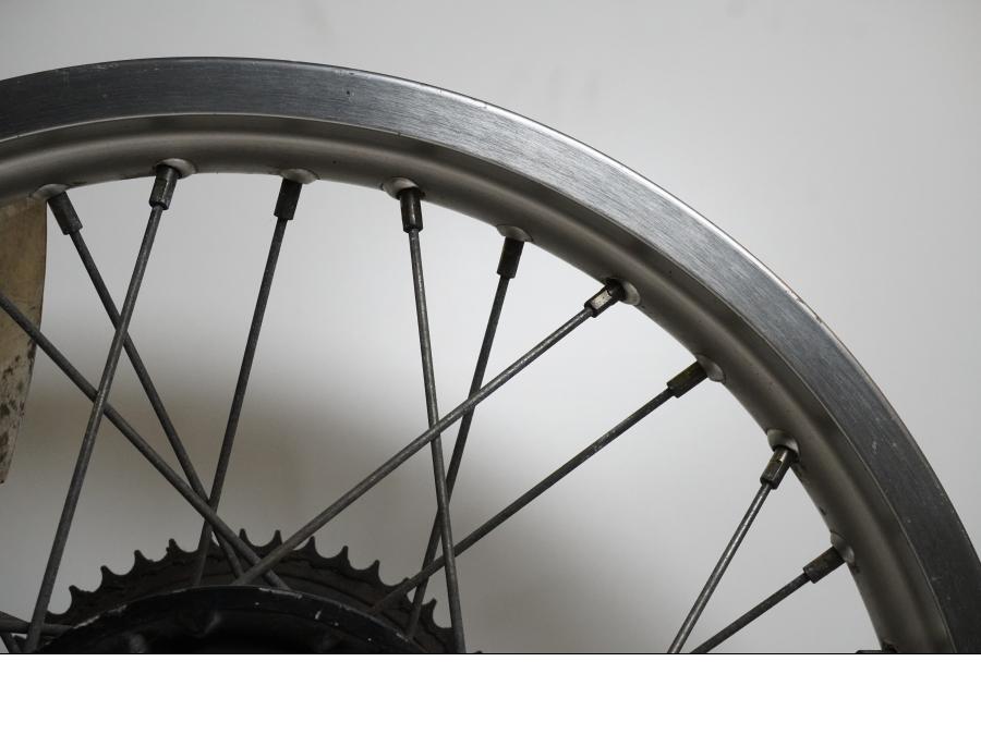 Extrabild3 på Fälg från en Honda XL 125 R -1998 motorcykel.