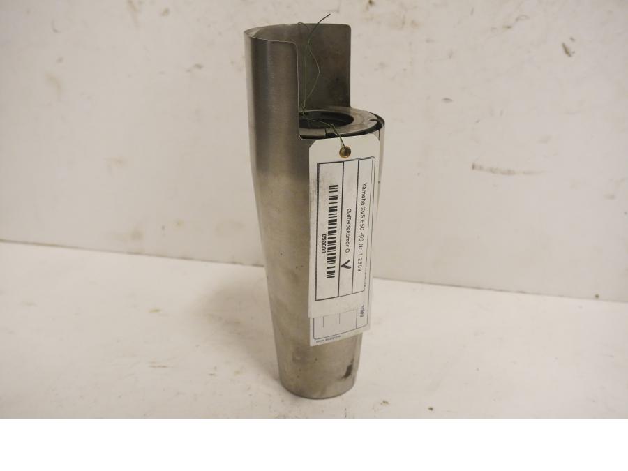 Framsidan på Gaffeldekorrör från en Yamaha XVS 650 -1999 motorcykel.