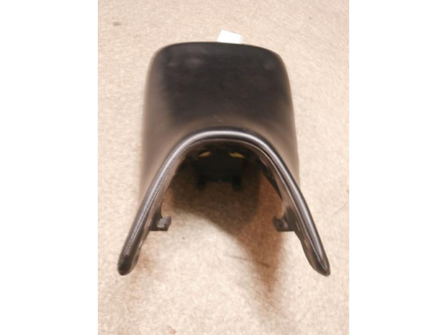 Vänster sida på Sadel från en Honda CBR 125 R -2004 motorcykel.