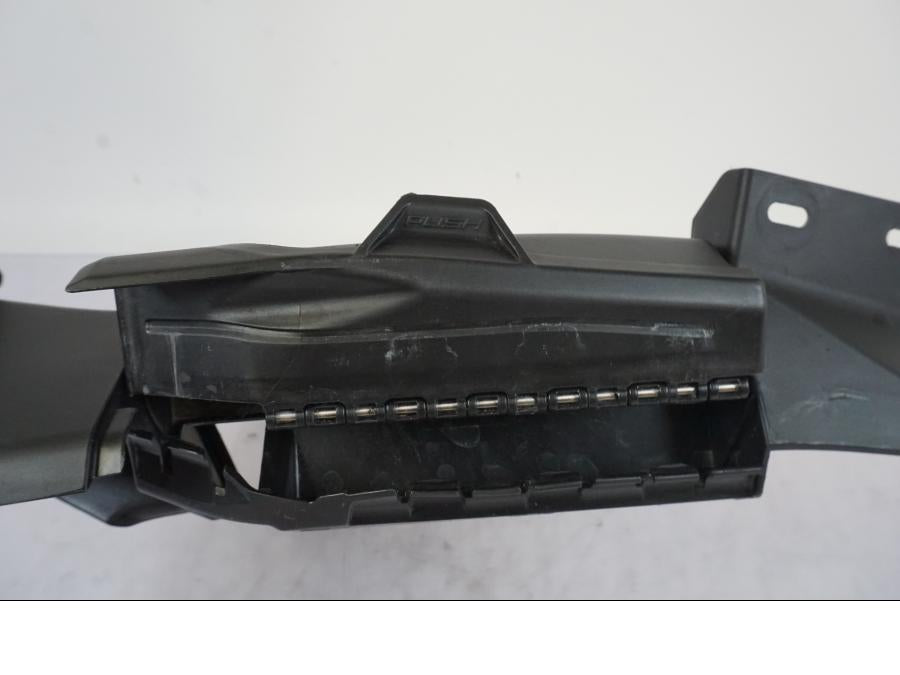 Snett uppifrån på Innerskärm från en KTM 1290 Super Duke -2019 motorcykel.