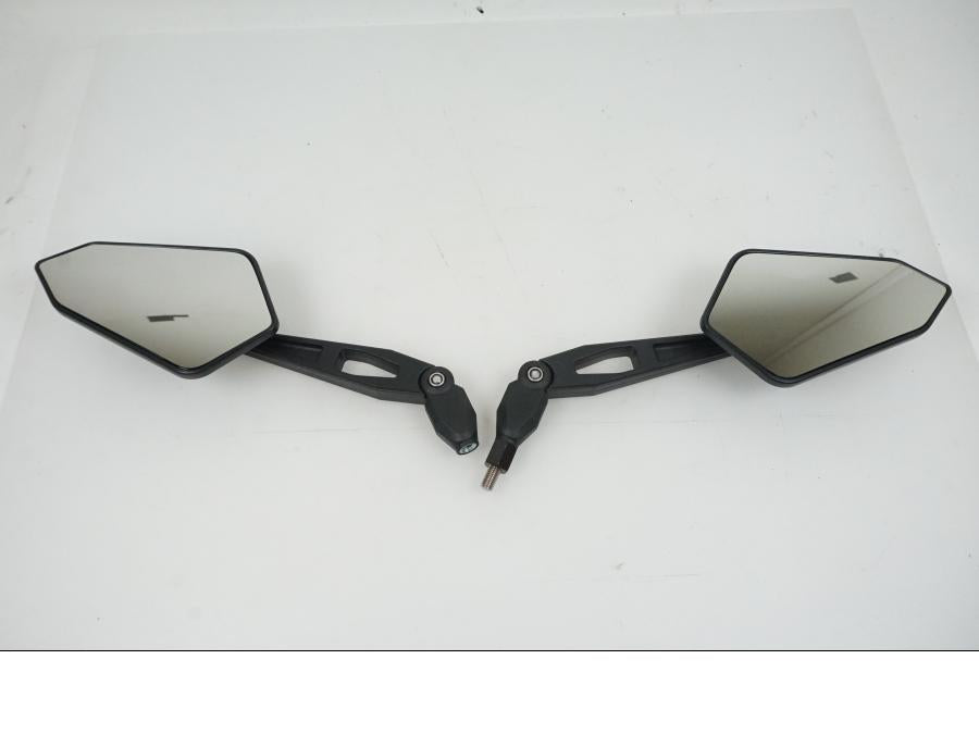 Framsidan på Backspegel från en Universal Universal -2024 moped.