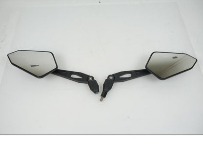 Framsidan på Backspegel från en Universal Universal -2024 moped.