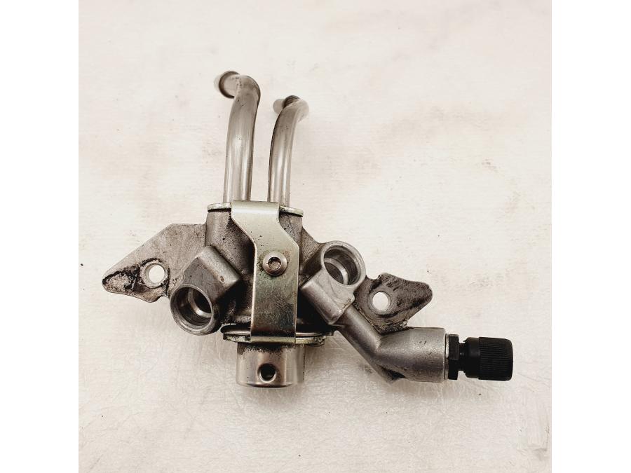 Framsidan på Fuel Rail från en H-D V-Rod 1130 -2005 motorcykel.