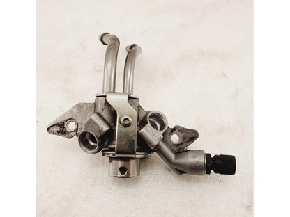 Framsidan på Fuel Rail från en H-D V-Rod 1130 -2005 motorcykel.