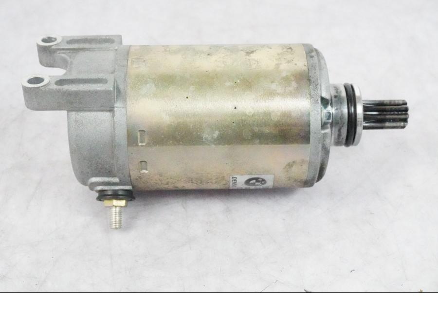 Framsidan på Startmotor från en BMW K 1200 S -2005 motorcykel.