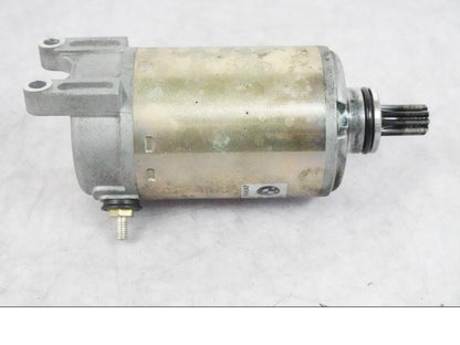 Framsidan på Startmotor från en BMW K 1200 S -2005 motorcykel.