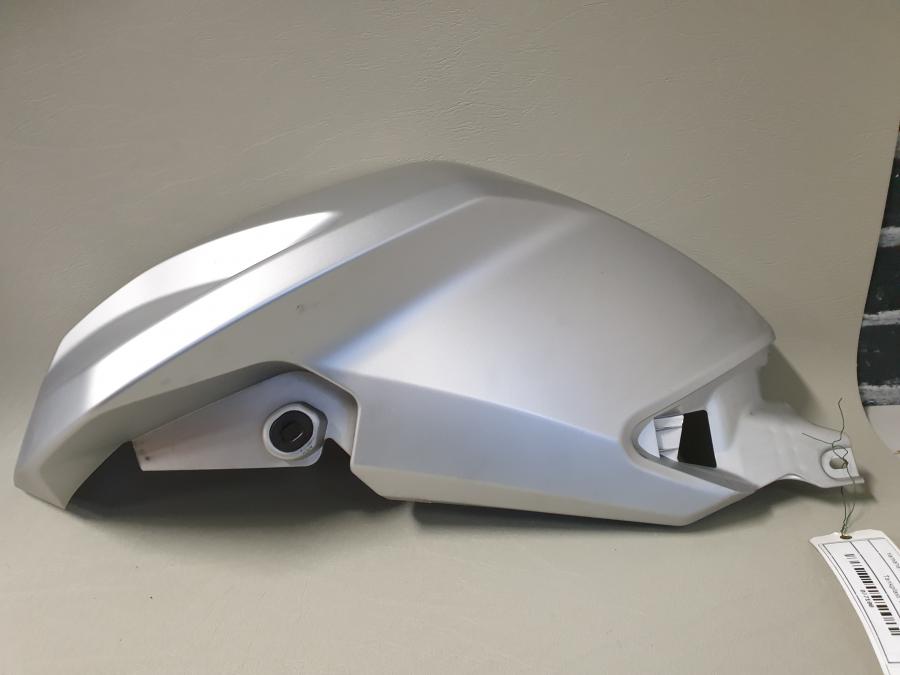 Framsidan på Bensintankskåpa från en Yamaha MT 125 -2017 motorcykel.