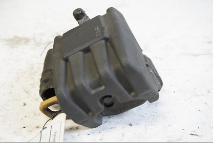 Baksidan på <p>Bromsok bak från Kawasaki ER-6N ABS 2010.</p>

<p>Tokico, 1-kolv.</p> motorcykel.