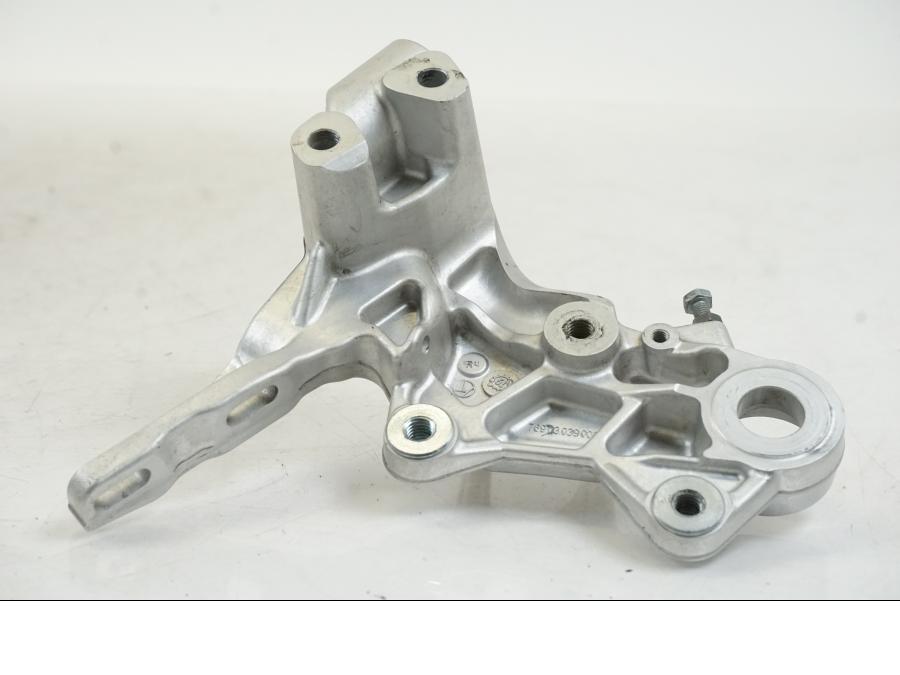 Snett uppifrån på Fotpinnefäste från en Husqvarna 701 Supermoto -2020 motorcykel.