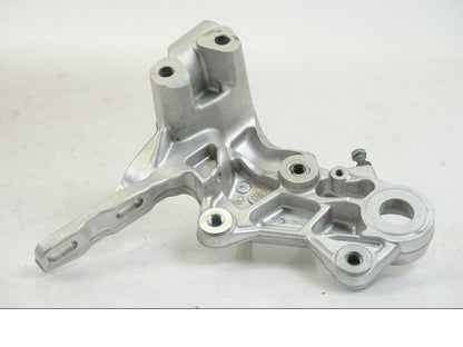 Snett uppifrån på Fotpinnefäste från en Husqvarna 701 Supermoto -2020 motorcykel.