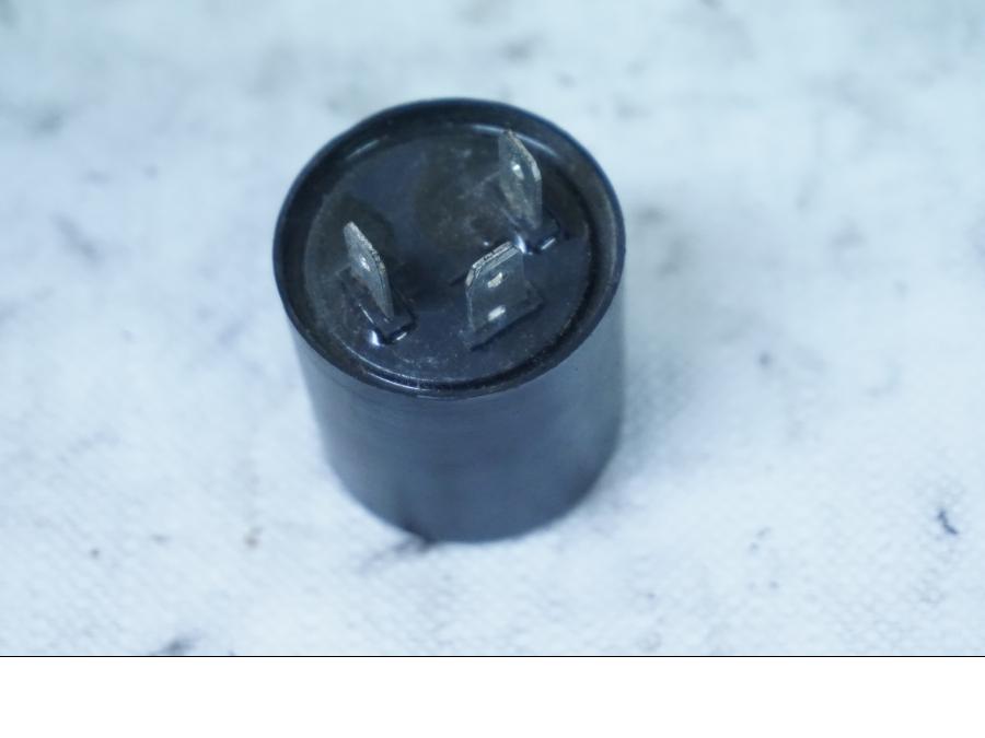 Framsidan på Blinkersrelä från en Honda XL 600 V -1994 motorcykel.