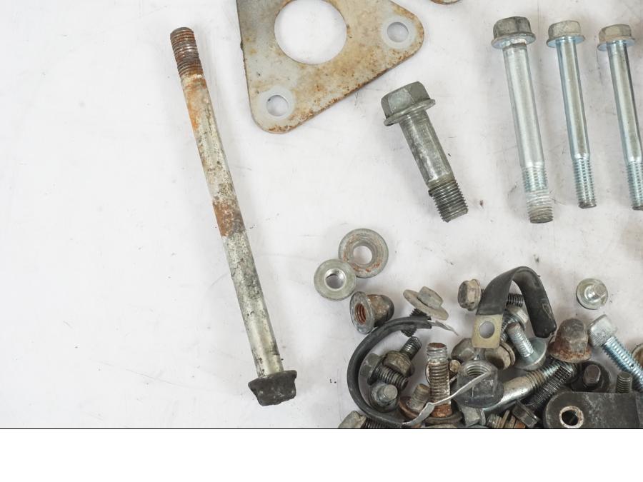 Snett nerifrån på Skruv / Mutter etc från en Kawasaki KL 650A -1987 motorcykel.