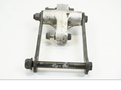 Höger sida på Stötdämparlänkage från en Suzuki VL 1500 -1999 motorcykel.