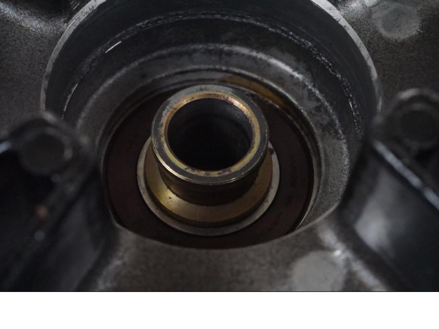 Snett nerifrån på Drevfäste från en Honda CBR 1100 XX -1999 motorcykel.