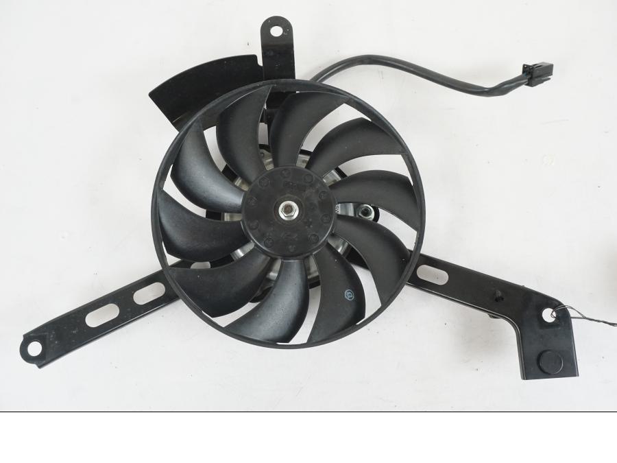 Framsidan på Vattenkylfläkt från en Yamaha MT-07 -2019 motorcykel.