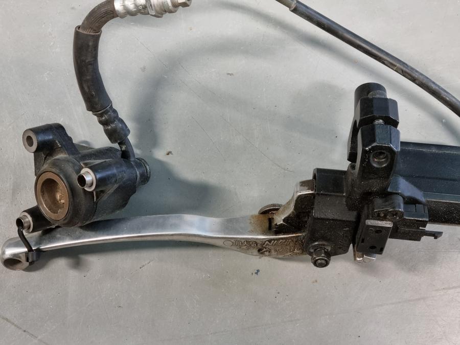 Höger sida på Kopplingsgrepp från en Yamaha XT 1200 Z -2011 motorcykel.