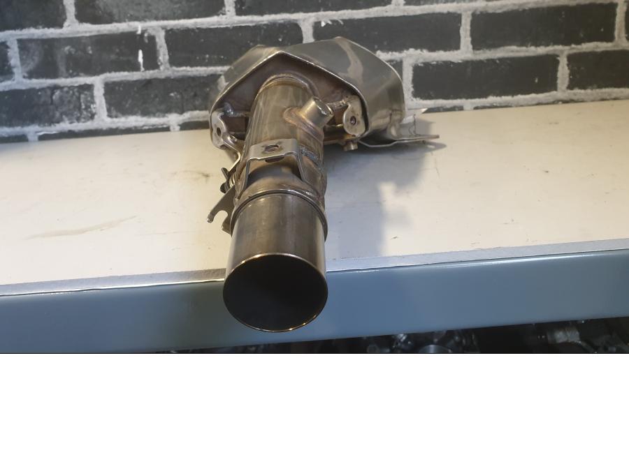 Höger sida på Ljuddämpare från en Kawasaki Z 1000 -2014 motorcykel.