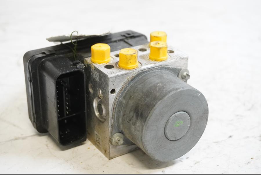 Framsidan på ABS Modulator från en KTM 125 Duke -2014 motorcykel.