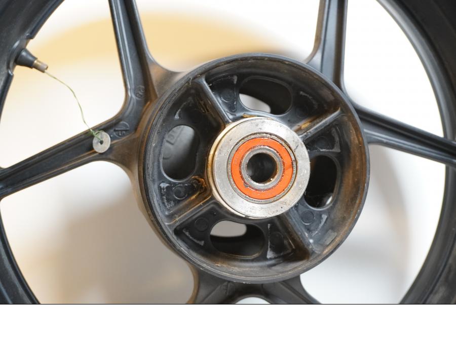 Extrabild3 på Fälg från en Kawasaki Z 750 -2009 motorcykel.