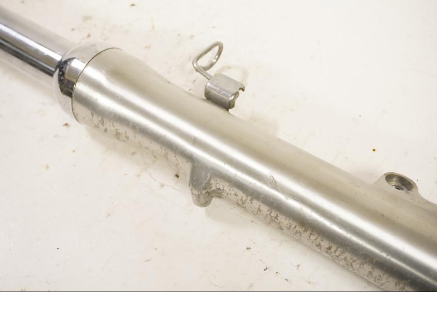 Höger sida på Gaffelben från en Kawasaki VN 1500 -1995 motorcykel.