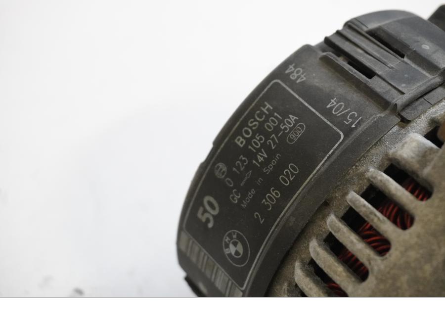 Höger sida på Generator från en BMW R 850 R -2004 motorcykel.