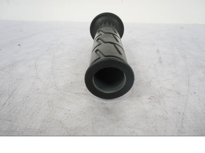 Snett uppifrån på Gasreglage från en Kawasaki ER-6N -2008 motorcykel.