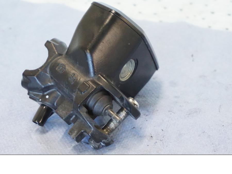 Vänster sida på Bromshuvudcylinder från en Suzuki GSX 1300 BK -2008 motorcykel.