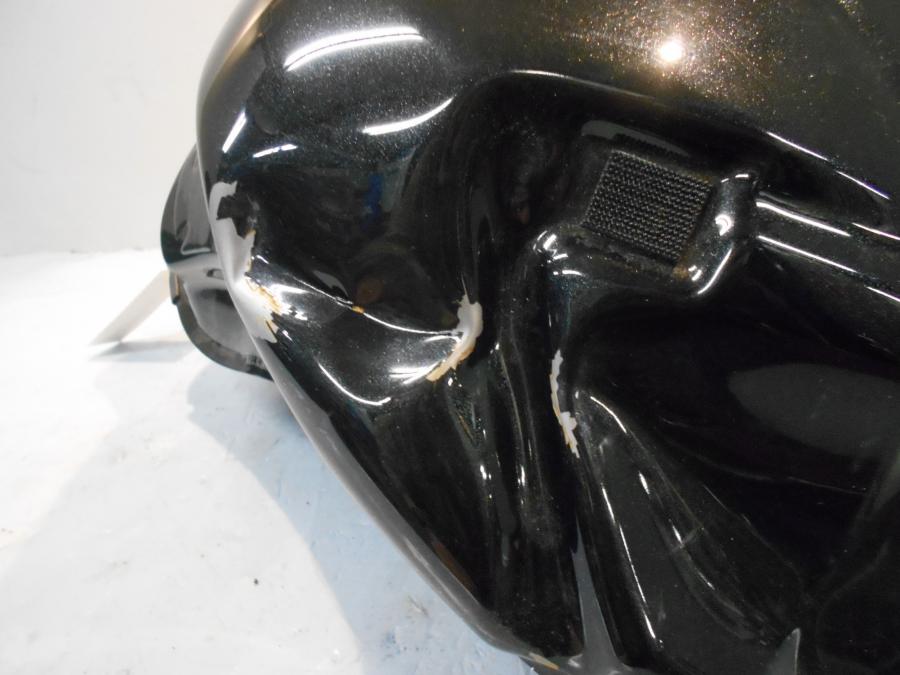 Vänster sida på Bensintank från en Kawasaki Z 1000 -2015 motorcykel.