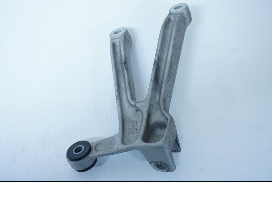 Baksidan på Fotpinnefäste från en Aprilia RSV 1000 -2004 motorcykel.