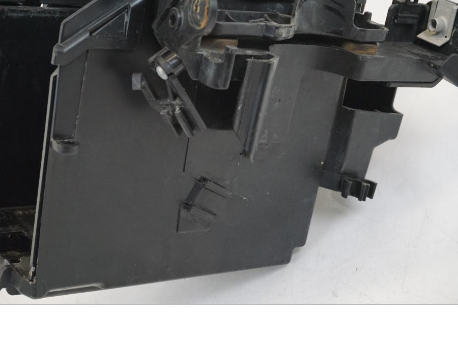 Vänster sida på Batterihållare från en BMW R 1250 GS -2019 motorcykel.