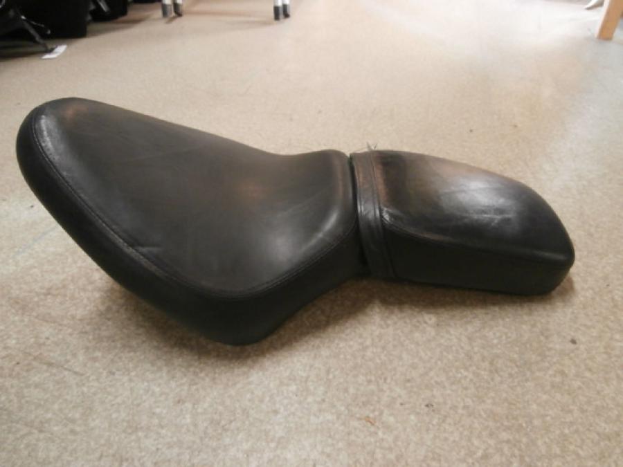 Baksidan på Sadel från en Honda VT 600 C -1994 motorcykel.