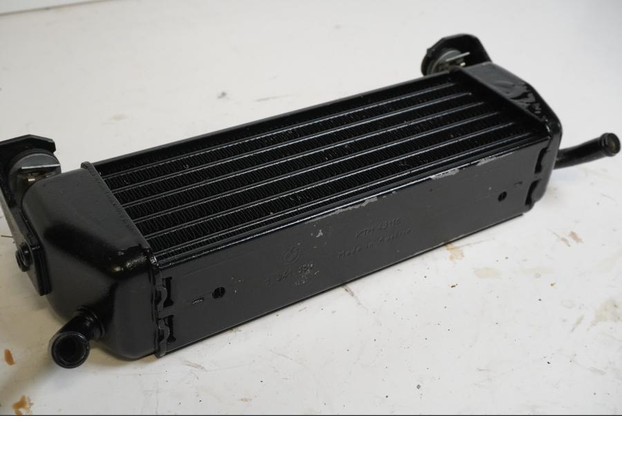 Höger sida på Oljekyl från en BMW R 1100 S -2003 motorcykel.