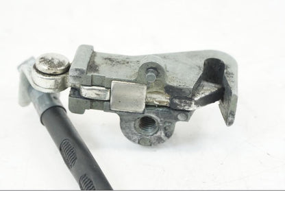 Snett nerifrån på Sadellåsmekanism från en Honda CB 600 F -2008 motorcykel.