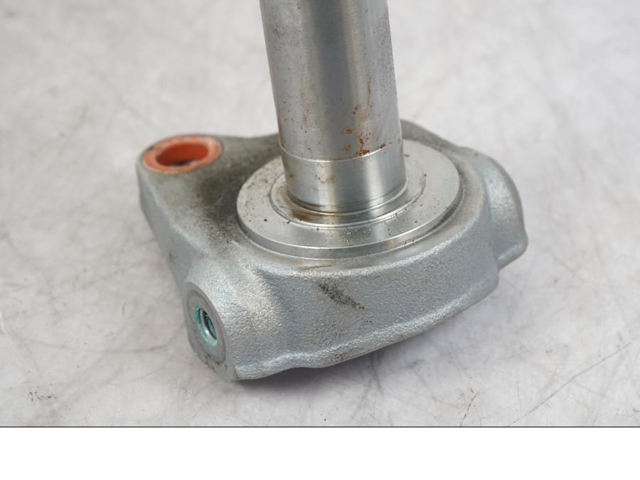 Snett nerifrån på Styrstolpe från en BMW K 1600 GTL -2015 motorcykel.