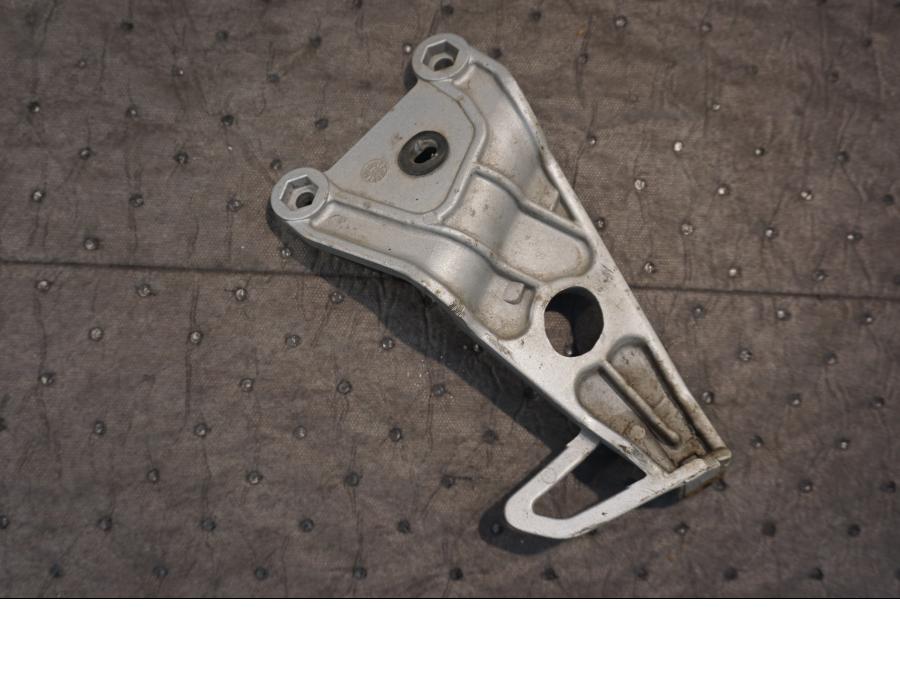 Baksidan på Fotpinnefäste från en Honda NSR 125 -1998 motorcykel.