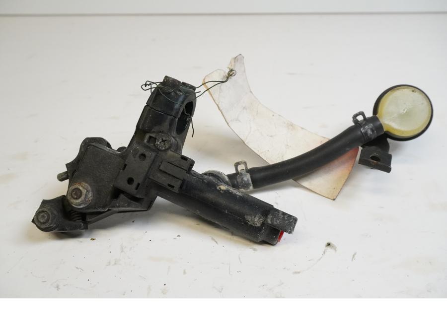 Höger sida på Kopplingshuvudcylinder från en Kawasaki ZXR 750 -1989 motorcykel.
