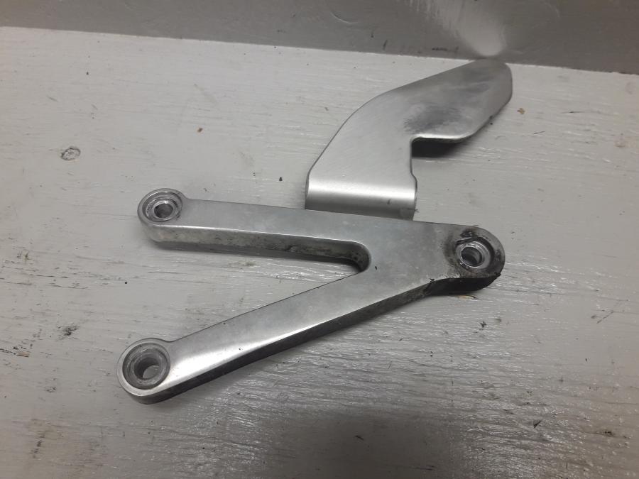 Framsidan på Fotpinnefäste från en Yamaha YZF 1000 R1 -1998 motorcykel.