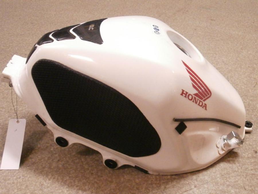 Baksidan på Bensintank från en Honda CB 500 F -2013 motorcykel.