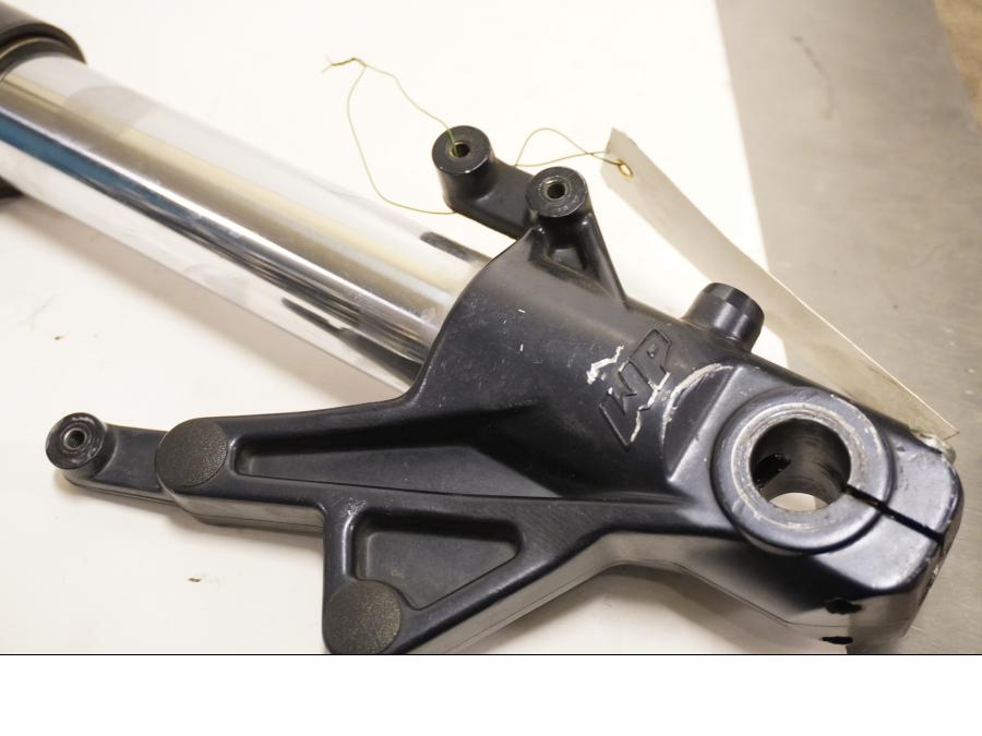 Snett nerifrån på Gaffelben från en KTM 625 Duke II -2002 motorcykel.