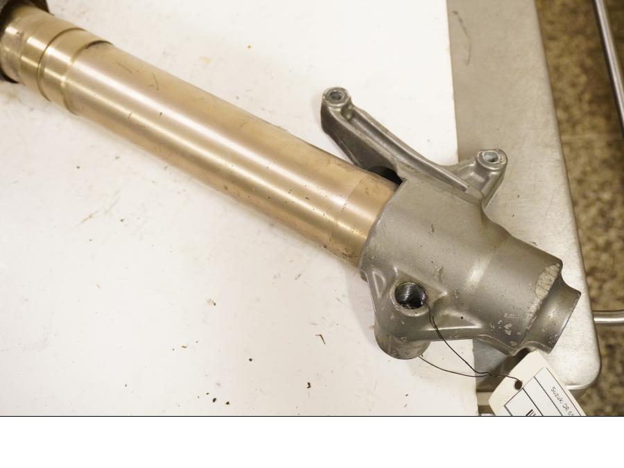 Baksidan på Gaffelben från en Suzuki DR 650 -1998 motorcykel.