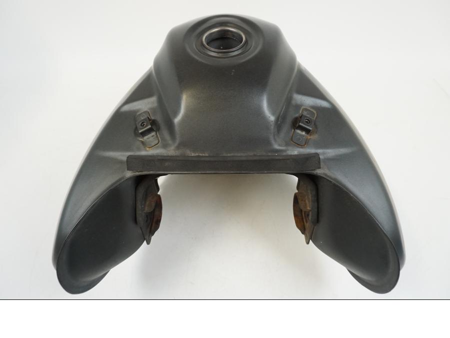 Snett nerifrån på Bensintank från en Yamaha XT 660 X -2005 motorcykel.